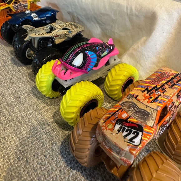 Hot Wheels Unique Monster Truck Bundle - Picture 5 of 7